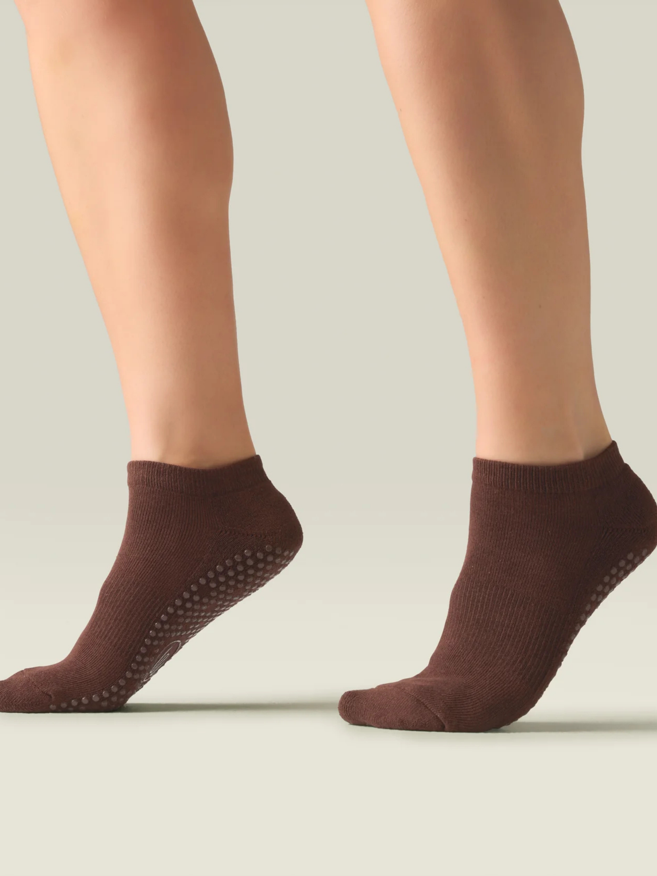 Classic Low Rise Grip Socks - Espresso 🟤 | MoveActive